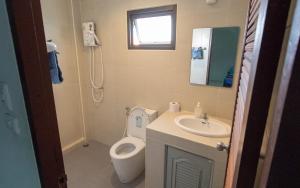 un bagno con un water e un lavandino di P & T Hostel a Bangrak Beach