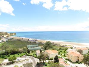 uma vista para a praia e para o oceano em Apartamentos vista mar em Alvor