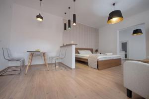1 dormitorio con 1 cama, mesa y sillas en Casa Witting, en Brasov