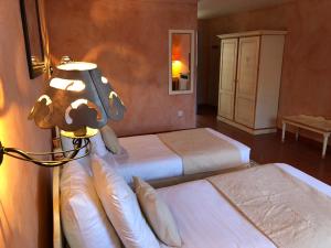 Postel nebo postele na pokoji v ubytování Hotel Le Cilaos