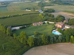 Bazén v ubytování B&B Borgo Tre Case nebo v jeho okolí