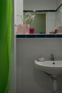 W łazience znajduje się umywalka i lustro. w obiekcie Hotel Flora w Łodzi