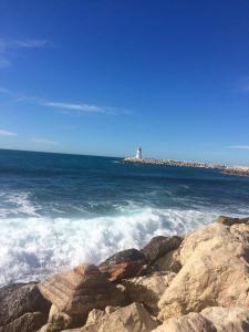 Un phare dans l'océan à côté de quelques rochers dans l'établissement T2 calme au centre de Sausset, à Sausset-les-Pins