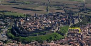 - une vue aérienne sur une ville et un château dans l'établissement Gîte Carcasso, à Carcassonne