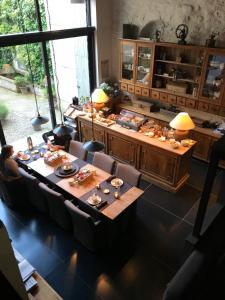 een eetkamer met een lange tafel en stoelen bij B&B De Waterzooi in Gent