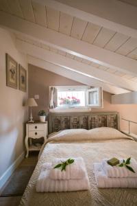 Llit o llits en una habitació de lianelia boutique village house