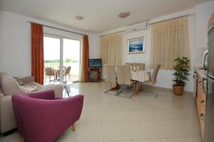 TV a/nebo společenská místnost v ubytování Apartmani Trogir