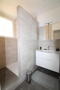 a bathroom with a shower and a sink at Appartement T2 sur le port de sanary in Sanary-sur-Mer