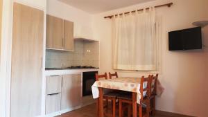 una cucina con tavolo e sedie in una stanza di Apartamentos Marivent a Cala en Blanes