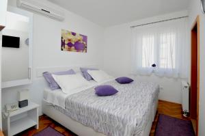 Postel nebo postele na pokoji v ubytování Apartmani Trogir