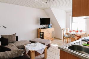 TV a/nebo společenská místnost v ubytování Haus Nordland