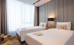 WestSide Residences by Rotana客房内的一张或多张床位