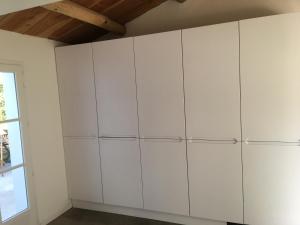 - Armario blanco en una habitación con ventana en Les Genets, en Ker borny