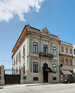 un viejo edificio en la esquina de una calle en The Rex Hotel, en Oporto