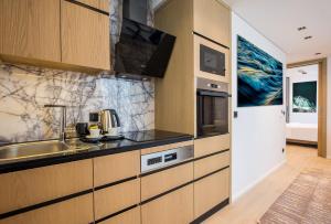 WestSide Residences by Rotana的厨房或小厨房