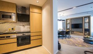 WestSide Residences by Rotana的厨房或小厨房