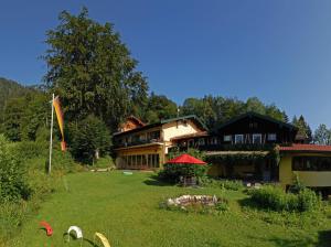 una grande casa con un grande cortile di fronte di Gästehaus Schröder a Ruhpolding