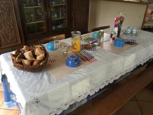 una mesa con una cesta de pan y velas. en Marie France 's home, en Sacey