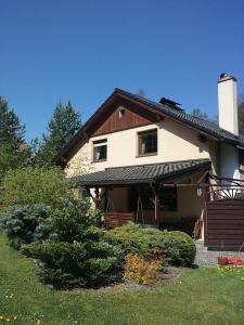 een huis met een veranda en een dak bij Weineck in Nejdek