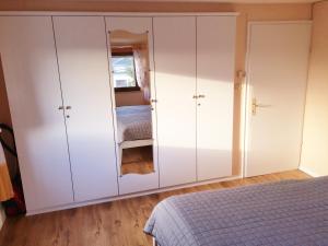 a bedroom with white cabinets and a bed at Ferienwohnung Erhol Dich Gut in Diez