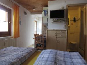 Giường trong phòng chung tại Landhaus Geisler
