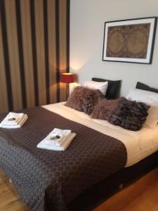 um quarto com uma cama grande com dois guardanapos em cafe 't Vonderke em Eindhoven