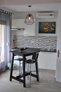 Kuchyň nebo kuchyňský kout v ubytování Apartments & Studio Matan