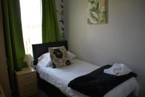 Postel nebo postele na pokoji v ubytování Brincliffe Hotel