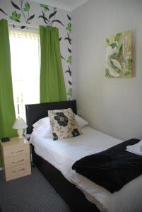 Postel nebo postele na pokoji v ubytování Brincliffe Hotel