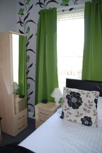 Postel nebo postele na pokoji v ubytování Brincliffe Hotel