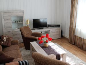 TV a/nebo společenská místnost v ubytování Wohnung in Kluetz nahe Boltenhagener Strand + 32 fotografií