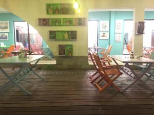 アヘロイにあるPrivate Apartment in Marina Capeのレストランのテーブルと椅子が備わる部屋