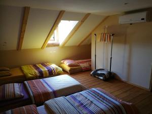 Un pat sau paturi într-o cameră la Holiday Homes Fairy Tale