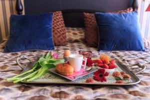 un vassoio di prodotti alimentari su un letto con frutta e verdura di Torre Di Vico Residenza D'Epoca a Viterbo