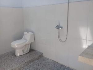 y baño con aseo y ducha. en Horizon Senaru Villa, en Senaru