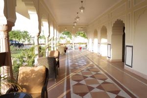 een hal van een gebouw met stoelen en tafels bij Laxmi Palace in Dausa