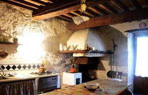 una cocina con fregadero y estufa horno superior en Casa Portone Paola, en Campiglia dʼOrcia 3 fotos más