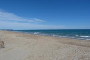 an empty beach with the ocean in the background at Zen et Summer Zen coursive naturiste in Cap d'Agde
