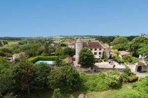 een luchtzicht op een huis met een zwembad bij Chateau de Sadillac in Sadillac