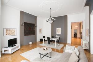 ein Wohnzimmer mit einem Sofa und einem Tisch in der Unterkunft Royal Center Apartment in Budapest