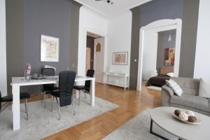 ブダペストにあるRoyal Center Apartmentのリビングルーム(テーブル、ソファ付)