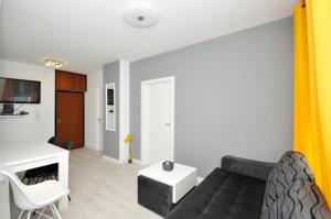 un soggiorno con divano e tavolo di Apartment Bonium a Spalato (Split)