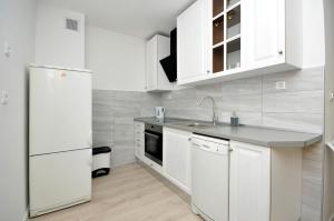 スプリトにあるApartment Boniumのシンクと冷蔵庫を備えた白いキッチン