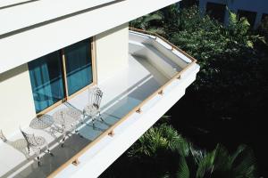 Balkón nebo terasa v ubytování Crown Beach Hotel Seychelles