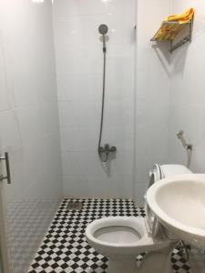 ein Bad mit einem WC und einem Waschbecken in der Unterkunft Motel Trần Nguyễn in La Gi