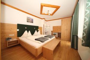 A bed or beds in a room at Pension-Greimelbacherhof
