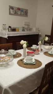 貝內文托的住宿－B&B Casa di Laura，桌上放有盘子和碗的食物