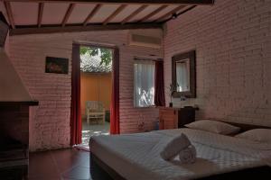 Katil atau katil-katil dalam bilik di Villa Isabella Putri B&B