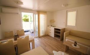 ein Wohnzimmer mit Sofa und Tisch in der Unterkunft Marina Luxury Houseboat Lace in Portorož