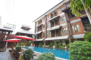 Бассейн в Sunny V Hotel или поблизости